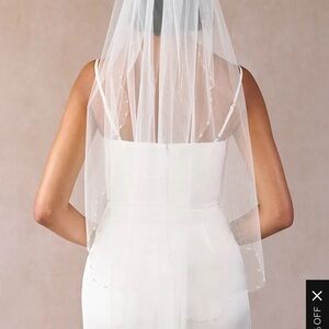 Beaded Trim Scalloped Hip Length Veil